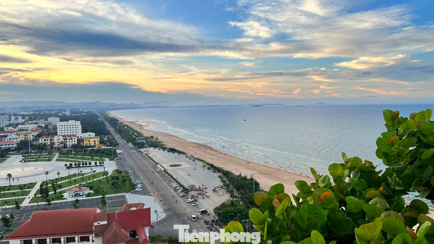 Quảng trường 1/4 nằm ở trung tâm thành phố Tuy Hòa, với tên gọi ghi dấu thời khắc lịch sử hào hùng của người dân Phú Yên. Vào đúng 11 giờ ngày 1/4/1975, toàn tỉnh Phú Yên được giải phóng.