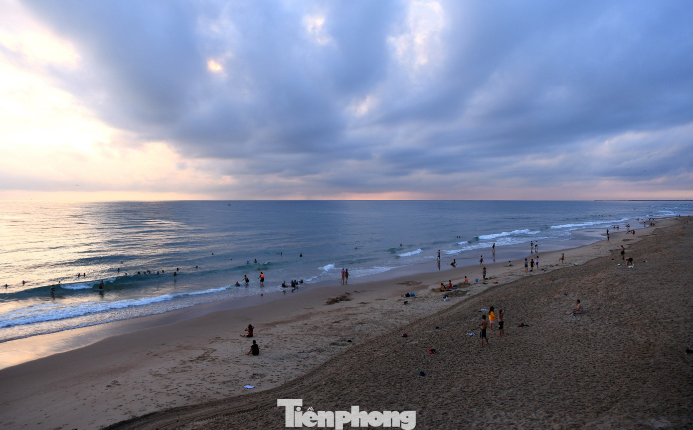 Mỗi buổi sáng, khi mặt trời còn chưa ló rạng, người dân Tuy Hòa đã ra biển, hoặc đi bộ, đạp xe, tập thể dục hoặc tắm biển, hay đơn giản chỉ là hít thở không khí trong lành trước đại dương mênh mông.