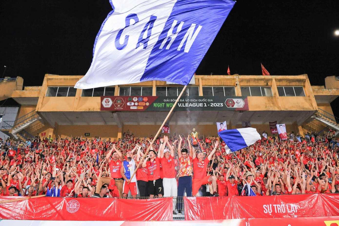 Lá cờ truyền thống của CHF mỗi khi CAHN ra sân.