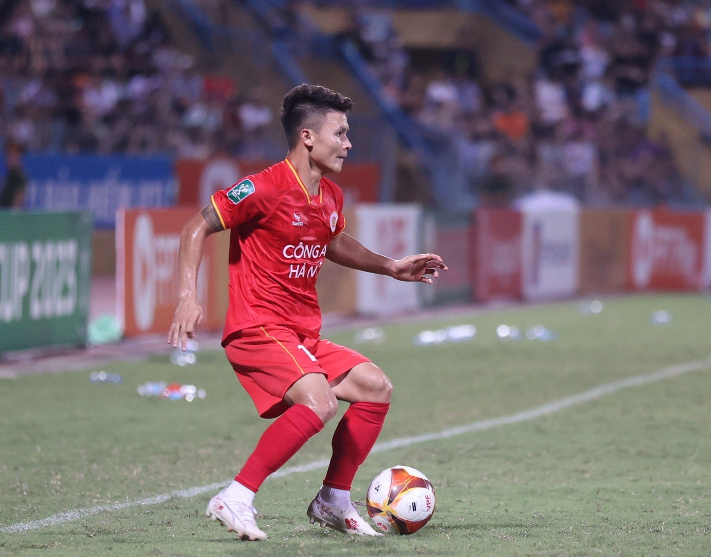 Chơi phía sau Jhon Cley trong sơ đồ 4-2-3-1 như Quang Hải hoạt động khá rộng và đôi khi lùi sâu để làm bóng. Điều đáng nói là giữa anh và đồng đội vẫn chưa có sự ăn ý. Trong một lần chọc khe nhưng Jhon Cley phản ứng chậm chạp, anh đã nổi cáu.