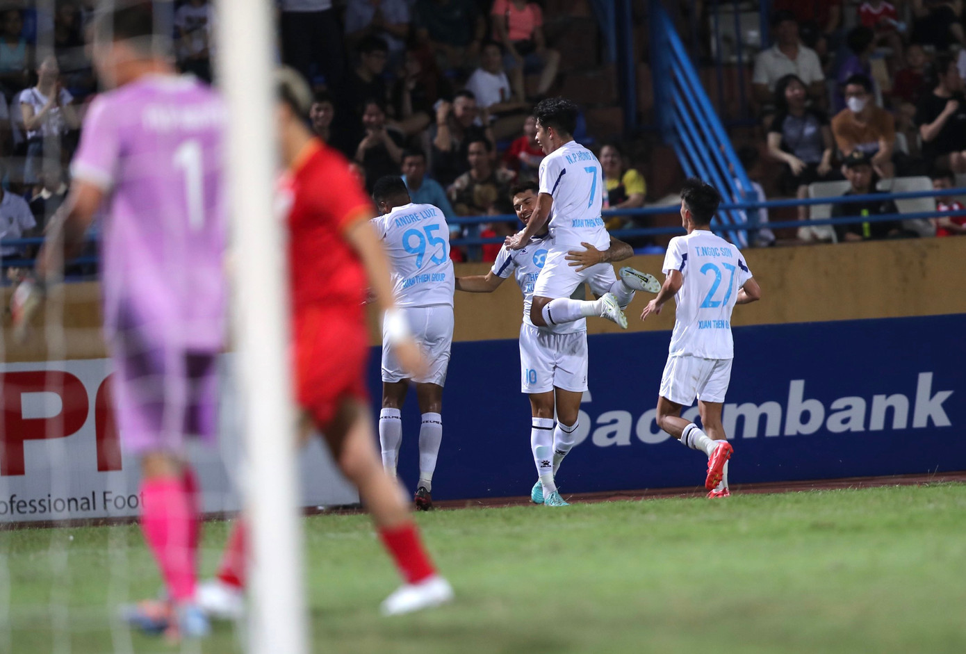 Cản phá penalty xuất sắc, thủ môn Đức Dũng đưa Nam Định vào tứ kết Cúp Quốc gia ảnh 29 Cản phá penalty xuất sắc, thủ môn Đức Dũng đưa Nam Định vào tứ kết Cúp Quốc gia ảnh 29