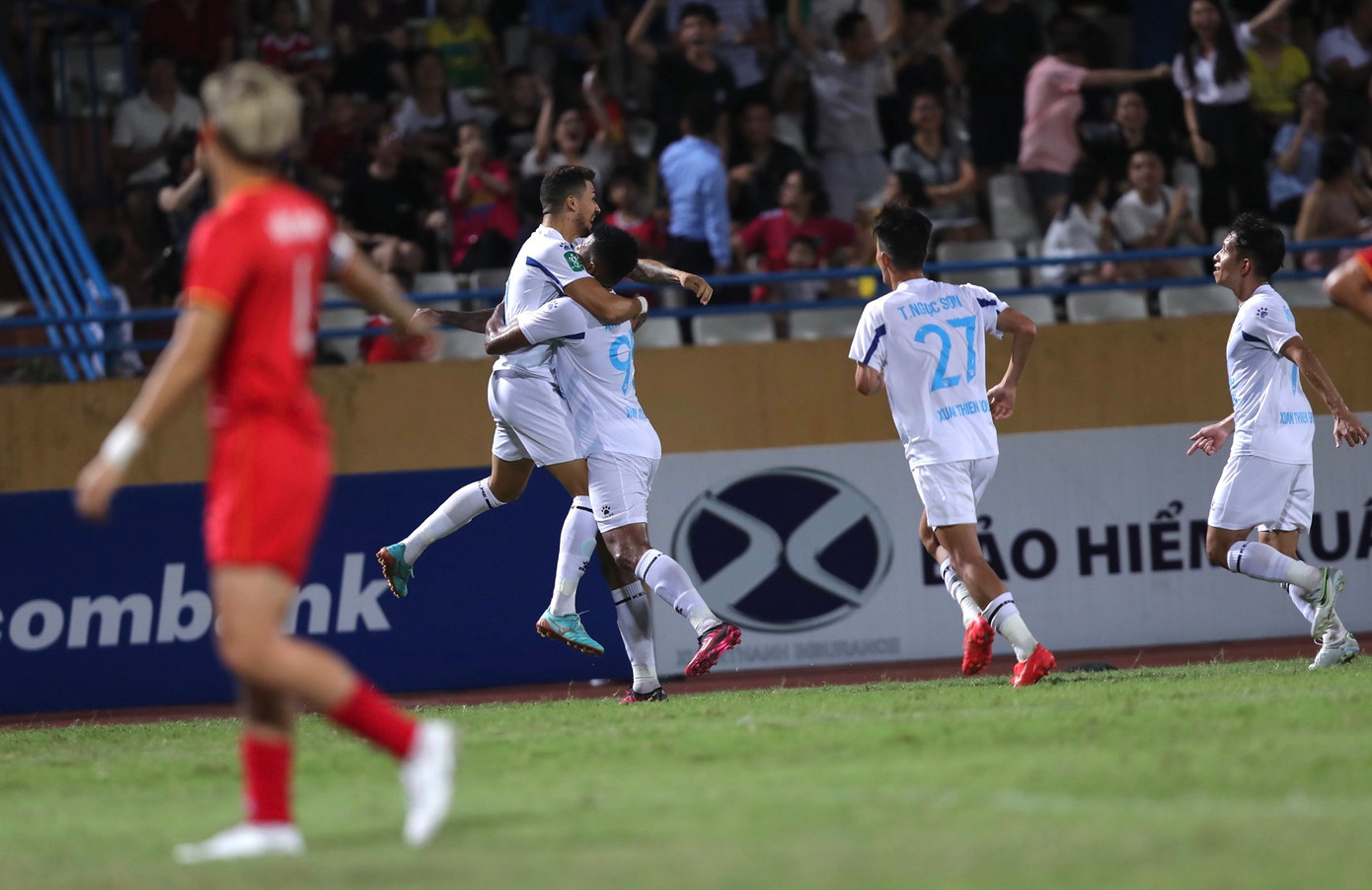 Cản phá penalty xuất sắc, thủ môn Đức Dũng đưa Nam Định vào tứ kết Cúp Quốc gia ảnh 30 Cản phá penalty xuất sắc, thủ môn Đức Dũng đưa Nam Định vào tứ kết Cúp Quốc gia ảnh 30