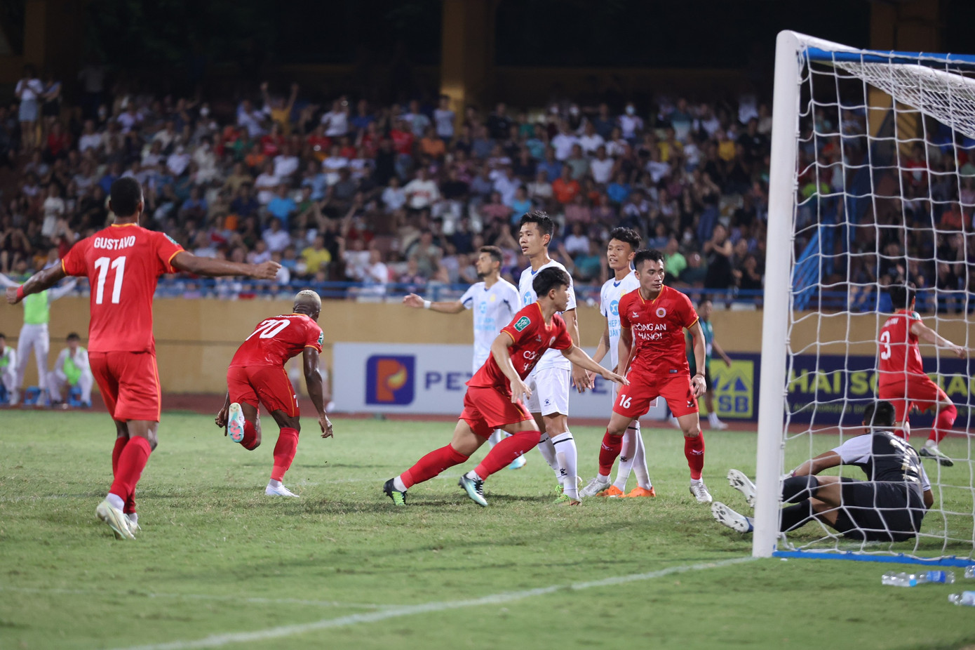 Cản phá penalty xuất sắc, thủ môn Đức Dũng đưa Nam Định vào tứ kết Cúp Quốc gia ảnh 33 Cản phá penalty xuất sắc, thủ môn Đức Dũng đưa Nam Định vào tứ kết Cúp Quốc gia ảnh 33