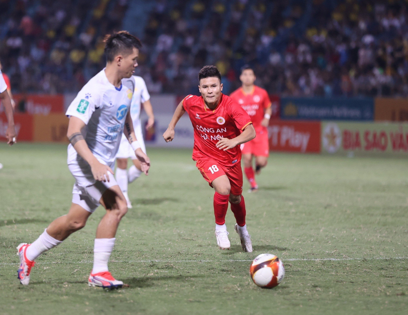 Tất nhiên, một phần nguyên nhân khiến Quang Hải không thể chơi theo cách anh muốn là Nam Định đã phong tỏa rất tốt, thậm chí không ngần ngại phạm lỗi.