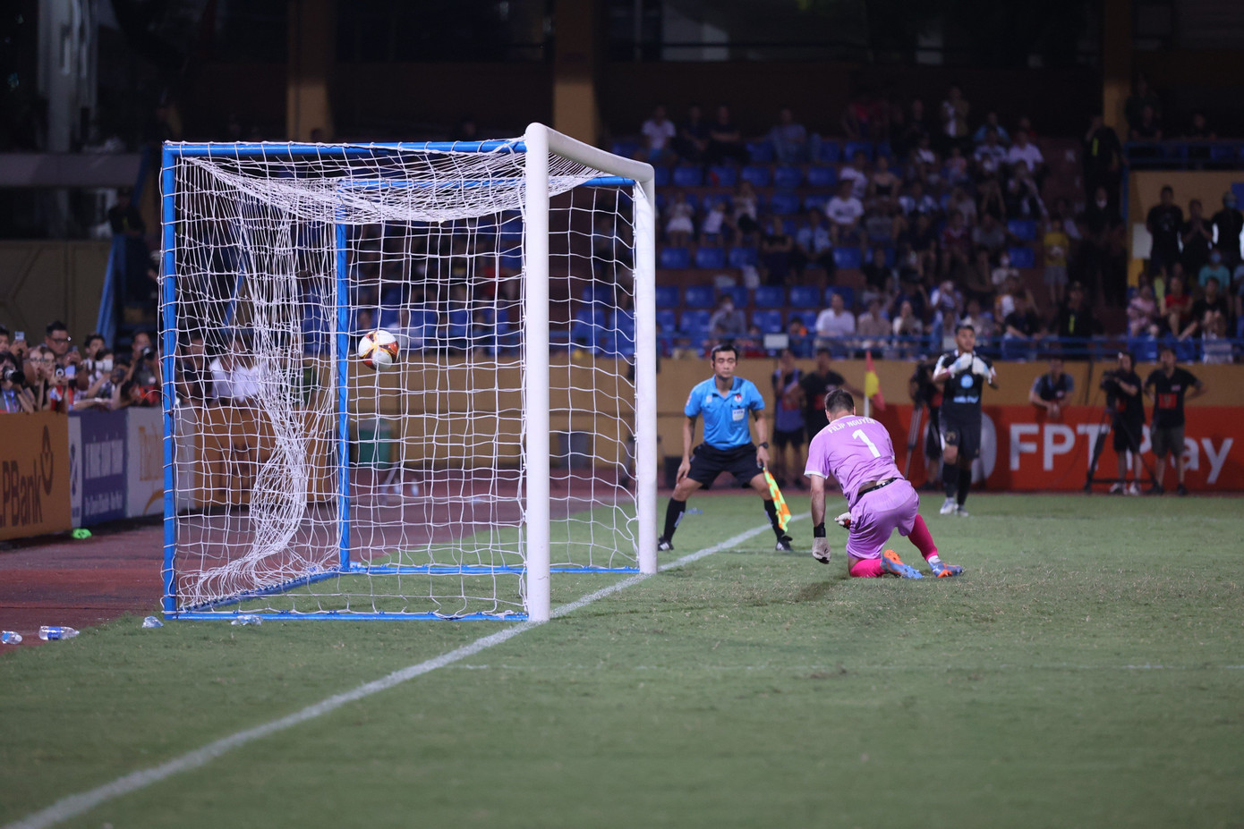 Không may cho thủ môn Việt kiều và cả CAHN, chừng ấy là không đủ khi Trần Đức Dũng của Nam Định xuất sắc hơn, tạo nên chiến thắng 3-2 trên chấm luân lưu cho đội bóng thành Nam.