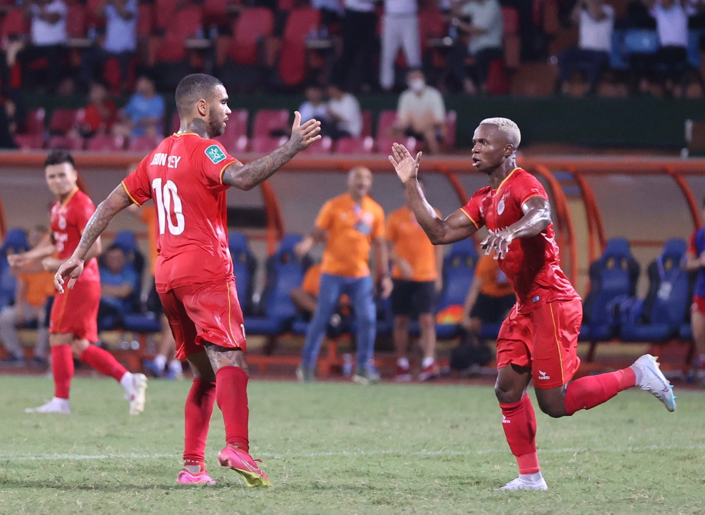 CAHN có bàn gỡ ngay sau đó. Nhưng pha lập công này hoàn toàn không có sự tham gia của Quang Hải. Khi Raphael ghi bàn từ quả đánh đầu cận thành, anh đang đứng ngoài vòng cấm chờ đợi một tình huống bóng hai.