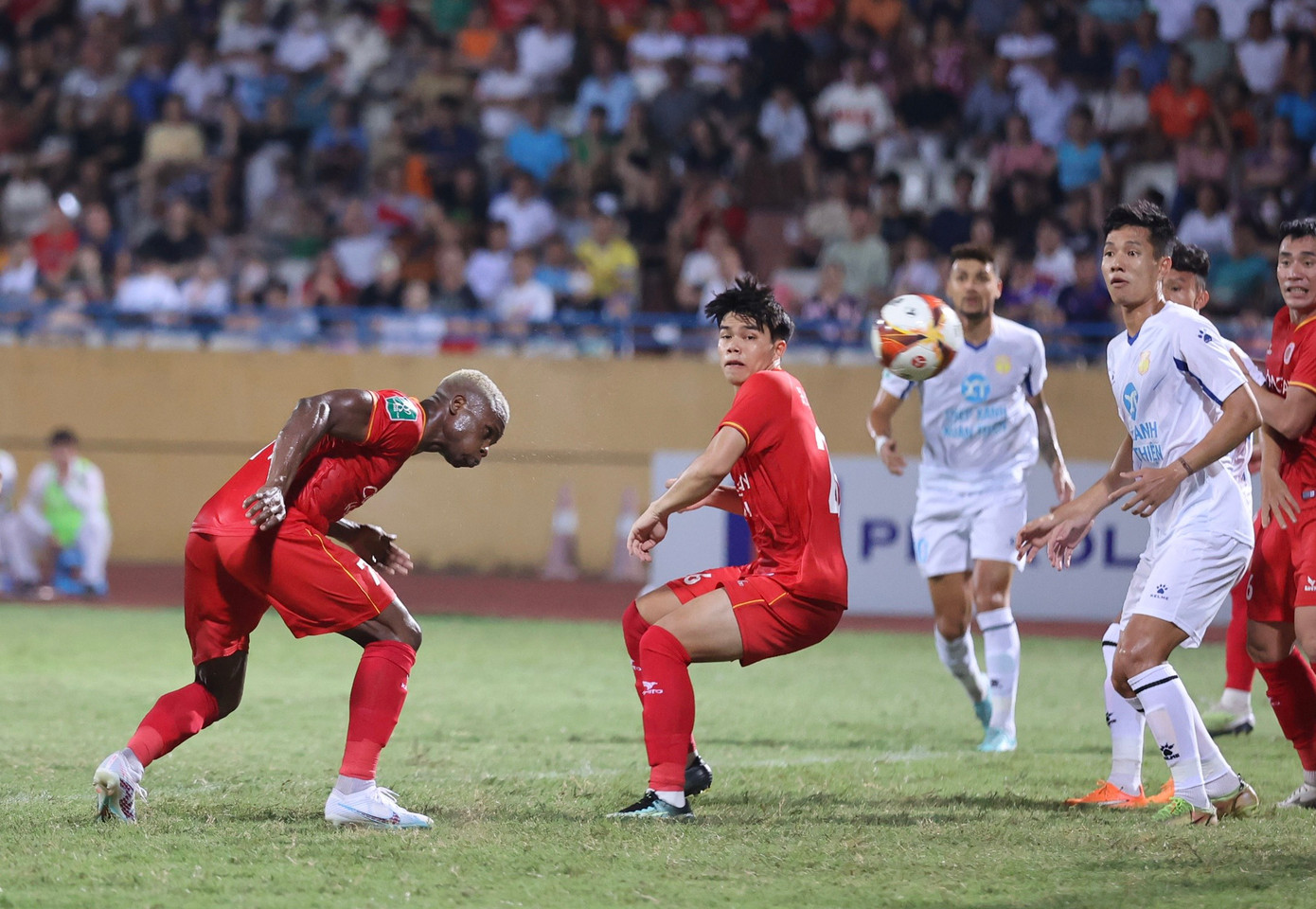 Cản phá penalty xuất sắc, thủ môn Đức Dũng đưa Nam Định vào tứ kết Cúp Quốc gia ảnh 32 Cản phá penalty xuất sắc, thủ môn Đức Dũng đưa Nam Định vào tứ kết Cúp Quốc gia ảnh 32