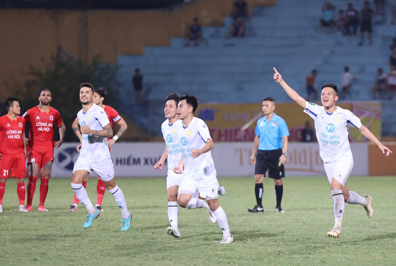 Cản phá penalty xuất sắc, thủ môn Đức Dũng đưa Nam Định vào tứ kết Cúp Quốc gia ảnh 43 Cản phá penalty xuất sắc, thủ môn Đức Dũng đưa Nam Định vào tứ kết Cúp Quốc gia ảnh 43