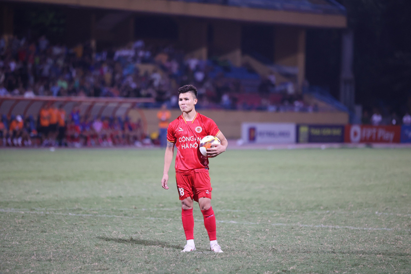 Đây cũng là lần đầu Quang Hải chơi bóng tại sân Hàng Đẫy kể từ sau trận thắng Thanh Hóa 1-0 khi còn khoác áo Hà Nội FC ngày 16/3/2022.