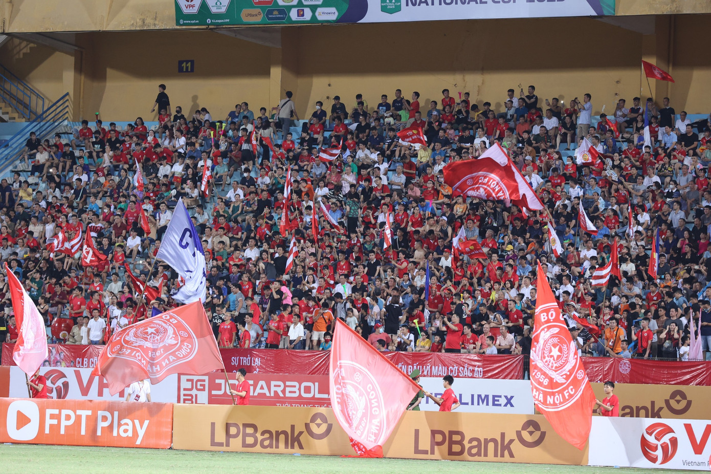 Sau thất bại ở Đà Nẵng, Quang Hải và Filip Nguyễn trở về ra mắt khán giả thủ đô, những người đã rất háo hức chờ đón màn trình diễn của bộ đôi bom tấn.