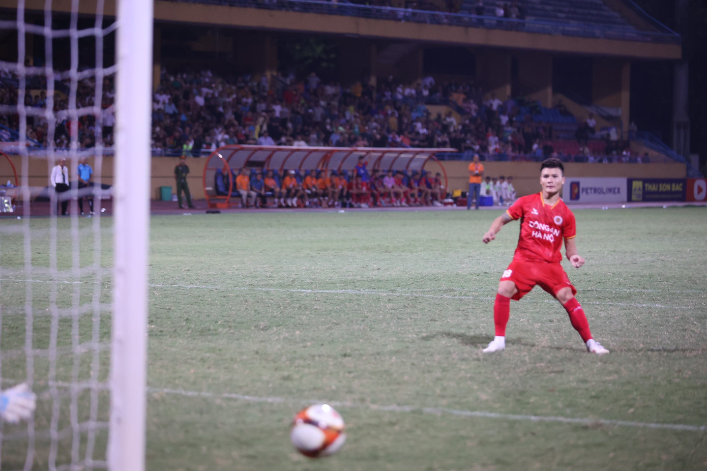 Bước vào loạt sút luân lưu, Quang Hải đã gây thất vọng khi thất bại ở lượt sút thứ hai. Anh dứt điểm chìm vào góc trái khung thành và bóng đi chệch cột dọc.