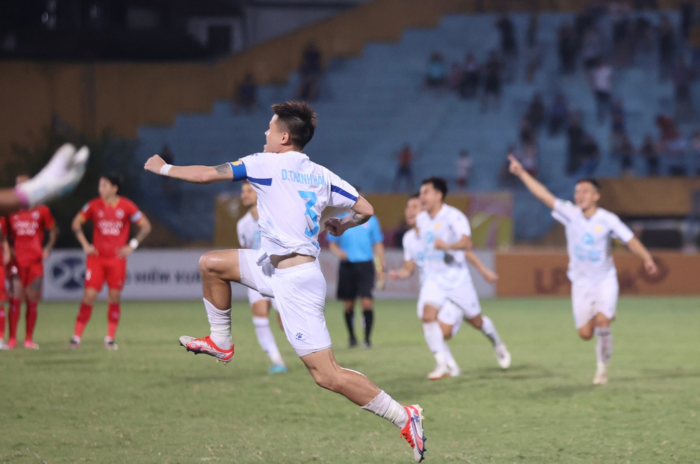 Cản phá penalty xuất sắc, thủ môn Đức Dũng đưa Nam Định vào tứ kết Cúp Quốc gia ảnh 47 Cản phá penalty xuất sắc, thủ môn Đức Dũng đưa Nam Định vào tứ kết Cúp Quốc gia ảnh 47