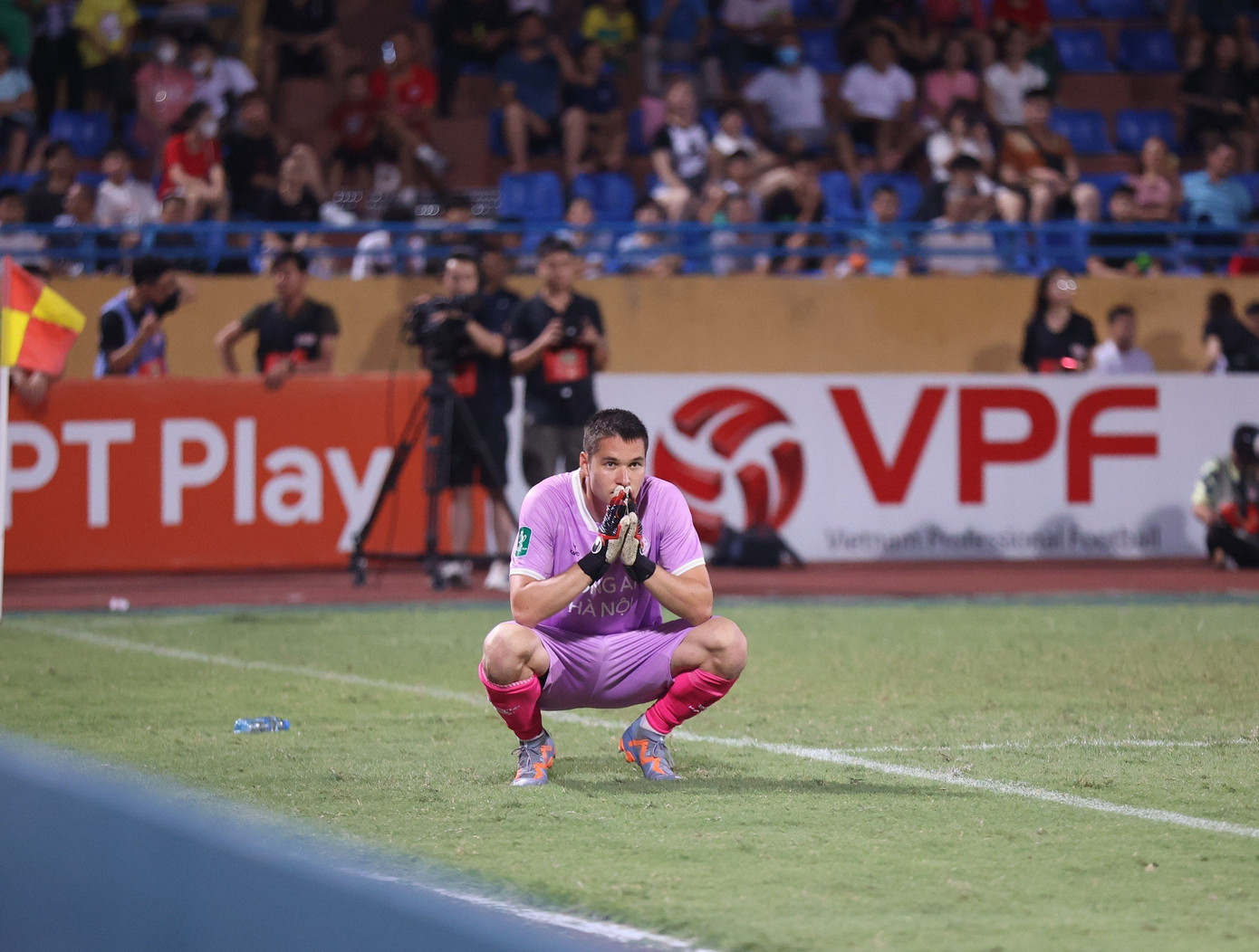 Không may cho thủ môn Việt kiều và cả CAHN, chừng ấy là không đủ khi Trần Đức Dũng của Nam Định xuất sắc hơn, tạo nên chiến thắng 3-2 trên chấm luân lưu cho đội bóng thành Nam.