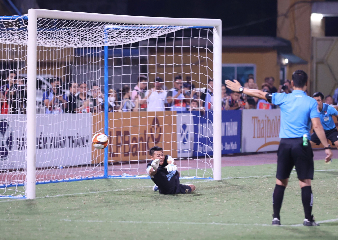 Cản phá penalty xuất sắc, thủ môn Đức Dũng đưa Nam Định vào tứ kết Cúp Quốc gia ảnh 40 Cản phá penalty xuất sắc, thủ môn Đức Dũng đưa Nam Định vào tứ kết Cúp Quốc gia ảnh 40