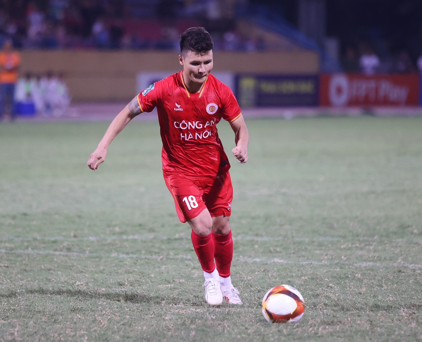 Cách đây không lâu, chính người đại diện Michele Firsini thừa nhận Quang Hải có vấn đề về cảm giác bóng sau thời gian dài ngồi dự bị ở Pau FC. Trận đấu với Nam Định, tiền vệ 26 tuổi đã có sự cải thiện nhưng vẫn còn một khoảng cách xa so với phiên bản tốt nhất của anh.