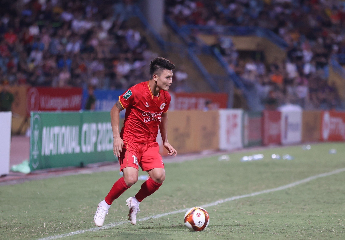 Chơi phía sau Jhon Cley trong sơ đồ 4-2-3-1 như Quang Hải hoạt động khá rộng và đôi khi lùi sâu để làm bóng. Điều đáng nói là giữa anh và đồng đội vẫn chưa có sự ăn ý. Trong một lần chọc khe nhưng Jhon Cley phản ứng chậm chạp, anh đã nổi cáu.