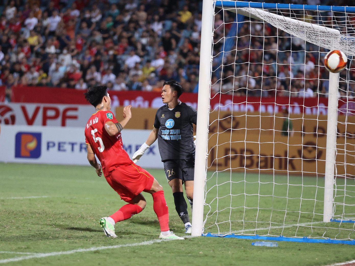 Cản phá penalty xuất sắc, thủ môn Đức Dũng đưa Nam Định vào tứ kết Cúp Quốc gia ảnh 19 Cản phá penalty xuất sắc, thủ môn Đức Dũng đưa Nam Định vào tứ kết Cúp Quốc gia ảnh 19