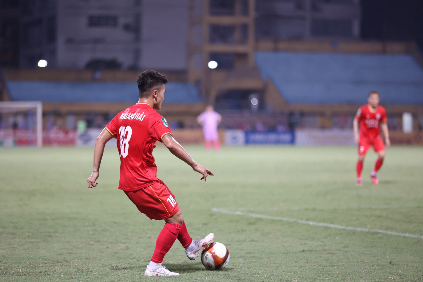 Anh cũng bực bội một lần nữa ở phút 49, khi Jhon Cley không thể đón đường chuyền rất thoáng vào khu cấm địa, thay vào đó tiền đạo này lại phạm lỗi với hậu vệ Nam Định và bị thổi phạt.