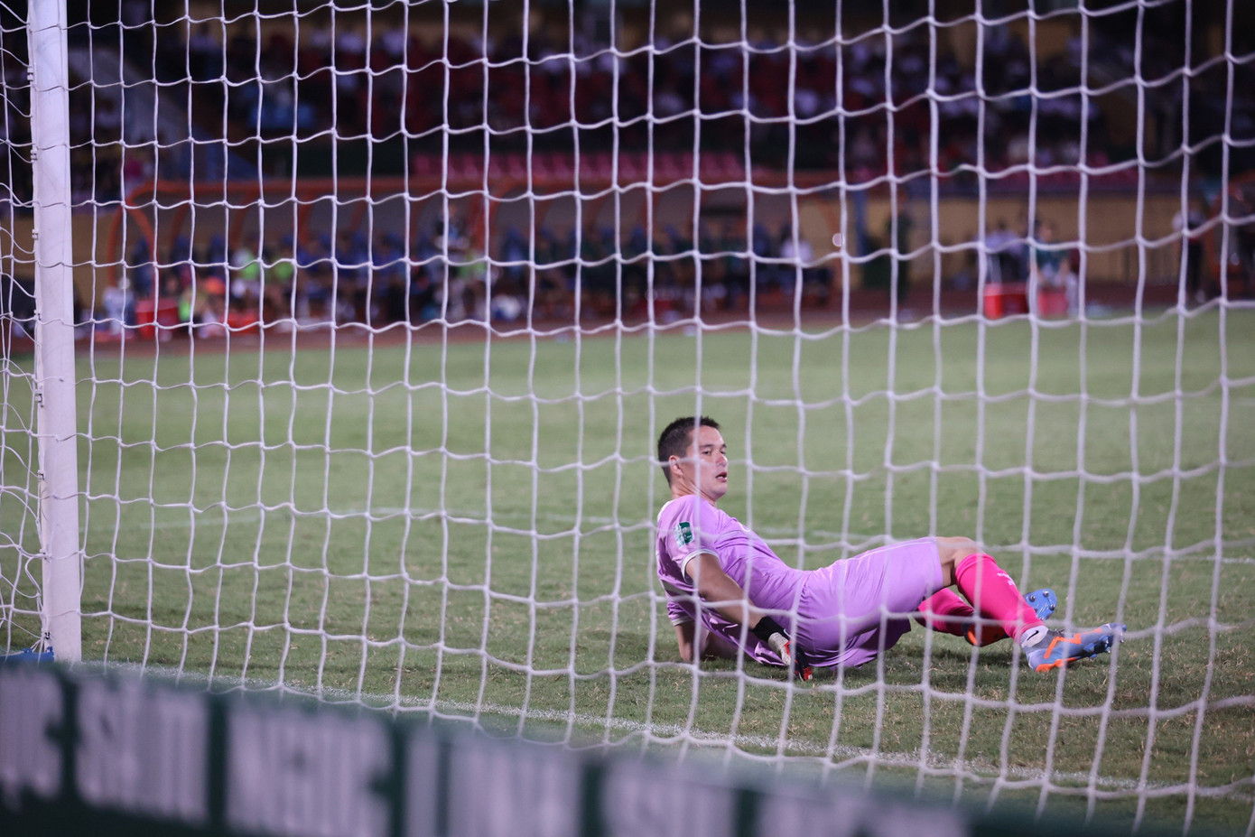 Không may cho thủ môn Việt kiều và cả CAHN, chừng ấy là không đủ khi Trần Đức Dũng của Nam Định xuất sắc hơn, tạo nên chiến thắng 3-2 trên chấm luân lưu cho đội bóng thành Nam.