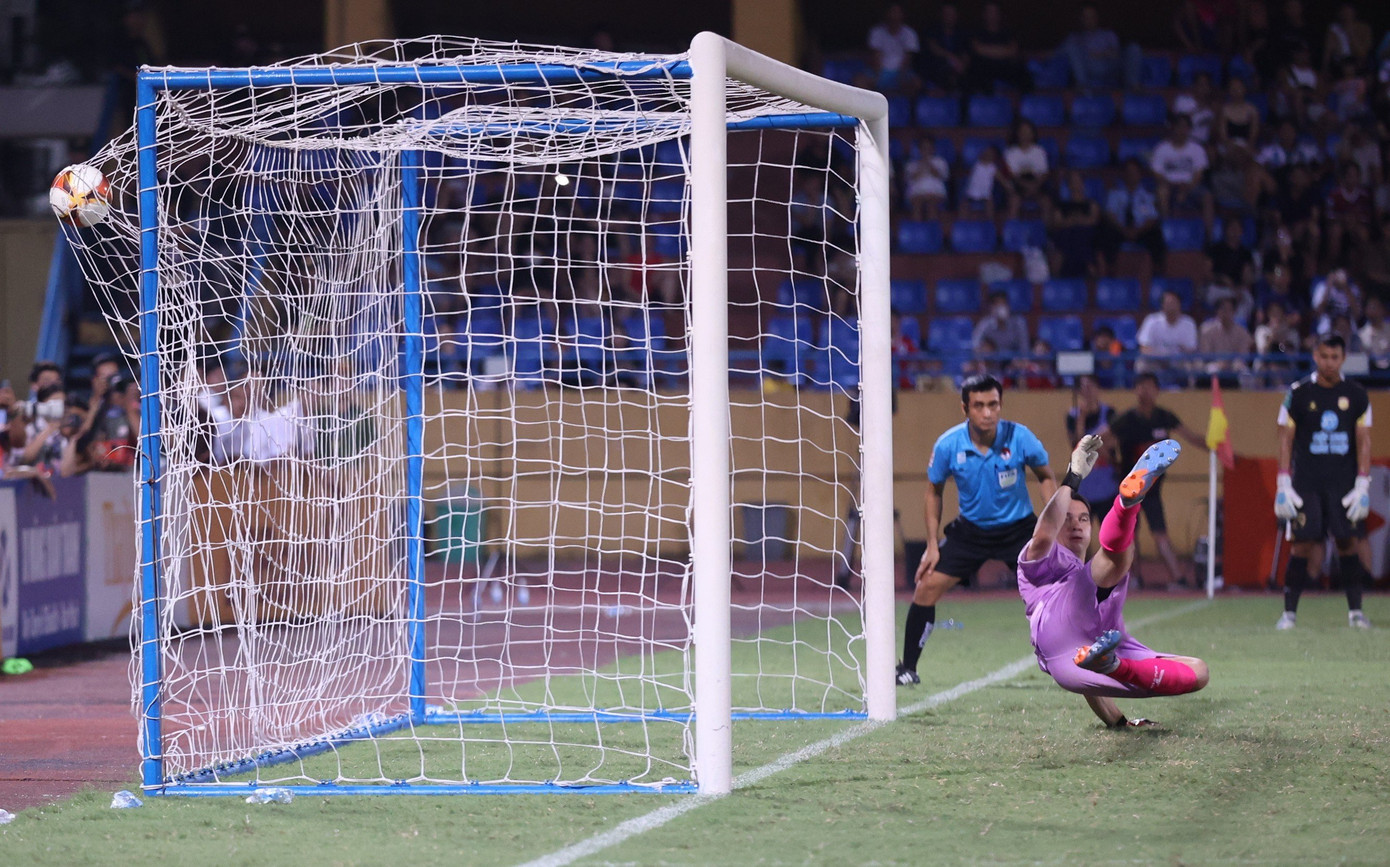 Không may cho thủ môn Việt kiều và cả CAHN, chừng ấy là không đủ khi Trần Đức Dũng của Nam Định xuất sắc hơn, tạo nên chiến thắng 3-2 trên chấm luân lưu cho đội bóng thành Nam.