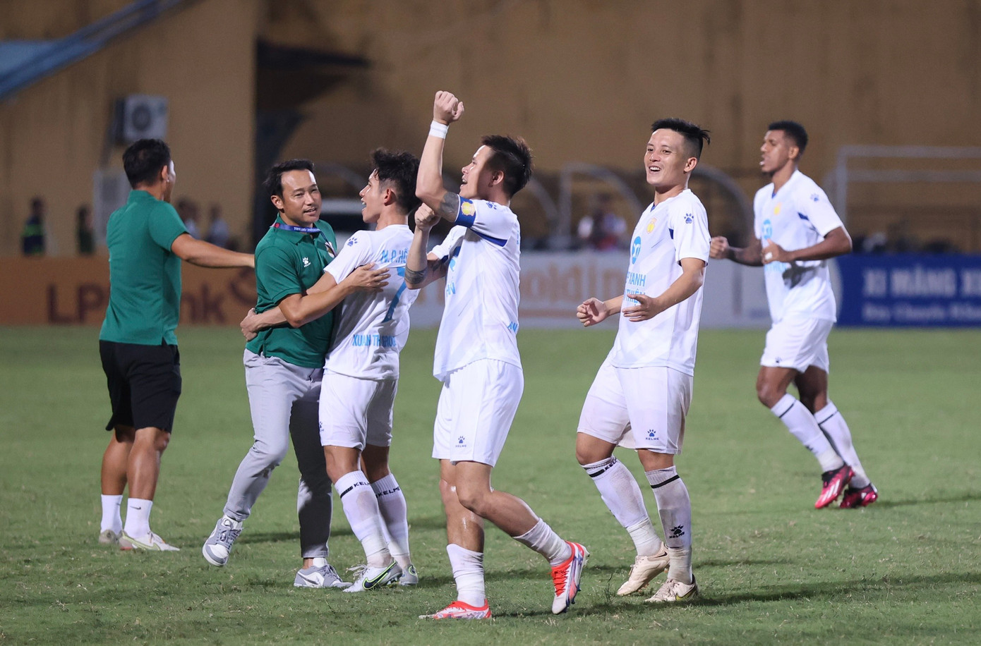 Cản phá penalty xuất sắc, thủ môn Đức Dũng đưa Nam Định vào tứ kết Cúp Quốc gia ảnh 46 Cản phá penalty xuất sắc, thủ môn Đức Dũng đưa Nam Định vào tứ kết Cúp Quốc gia ảnh 46