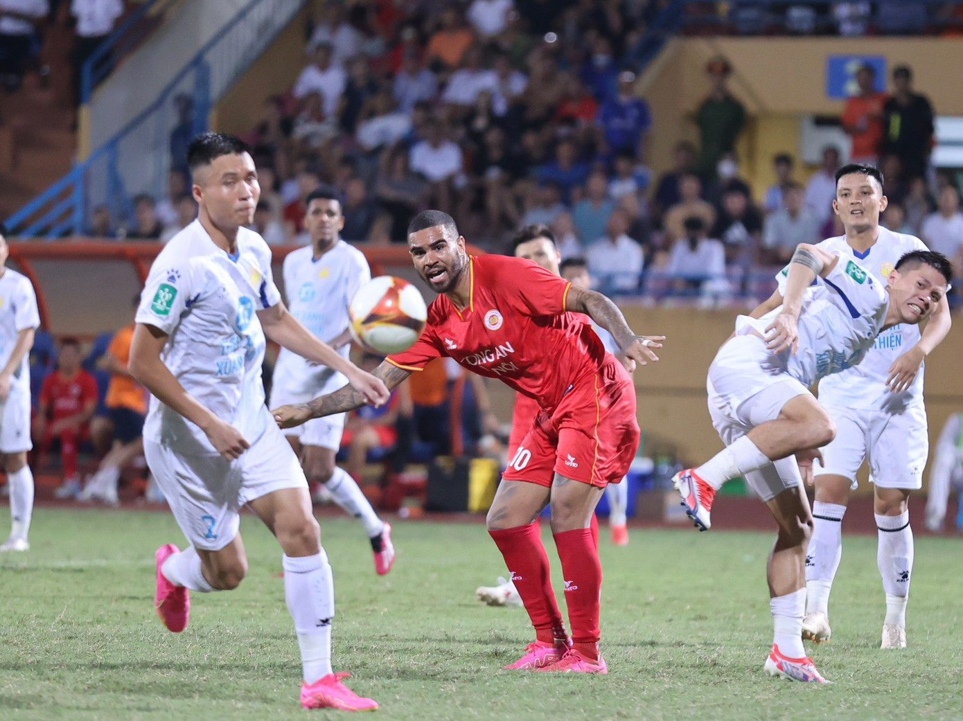 Cản phá penalty xuất sắc, thủ môn Đức Dũng đưa Nam Định vào tứ kết Cúp Quốc gia ảnh 25 Cản phá penalty xuất sắc, thủ môn Đức Dũng đưa Nam Định vào tứ kết Cúp Quốc gia ảnh 25