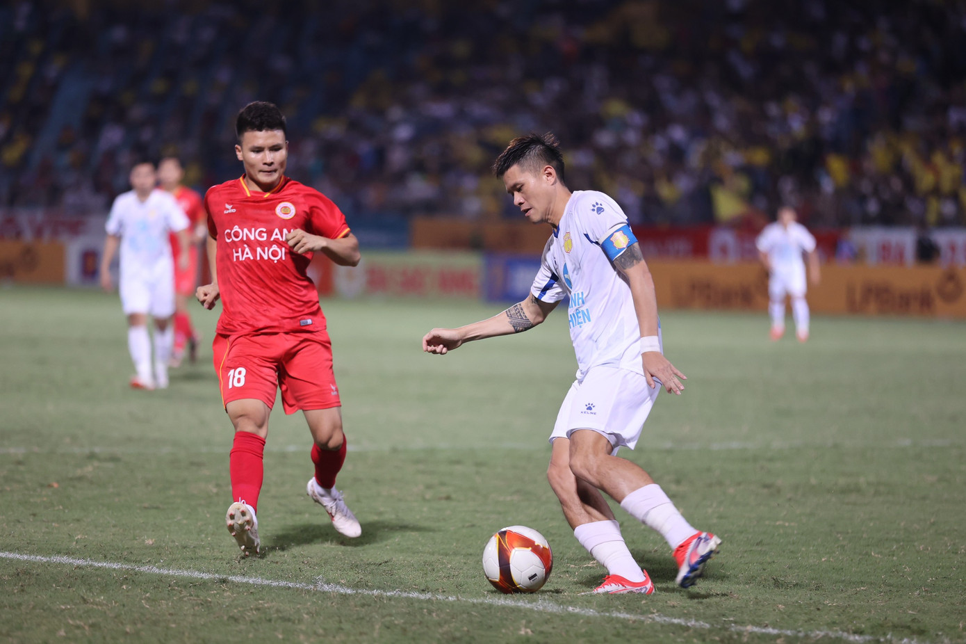 Là tâm điểm của mọi sự chú ý, Quang Hải cũng rất nóng lòng phô diễn đẳng cấp. Mặc dù vậy, mọi thứ đã diễn ra không như anh muốn.