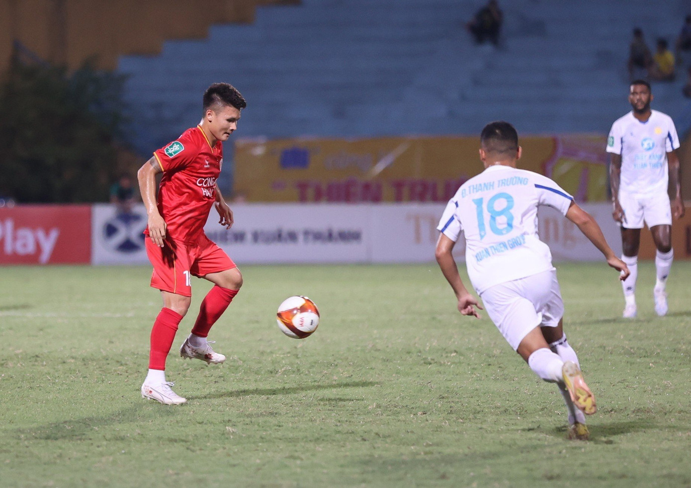 Chơi phía sau Jhon Cley trong sơ đồ 4-2-3-1 như Quang Hải hoạt động khá rộng và đôi khi lùi sâu để làm bóng. Điều đáng nói là giữa anh và đồng đội vẫn chưa có sự ăn ý. Trong một lần chọc khe nhưng Jhon Cley phản ứng chậm chạp, anh đã nổi cáu.