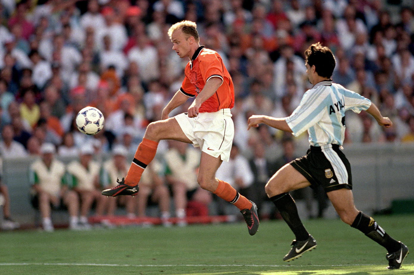 Khoảnh khắc làm nên một trong những bàn thắng vĩ đại nhất World Cup của Bergkamp. (Ảnh: Getty Images)
