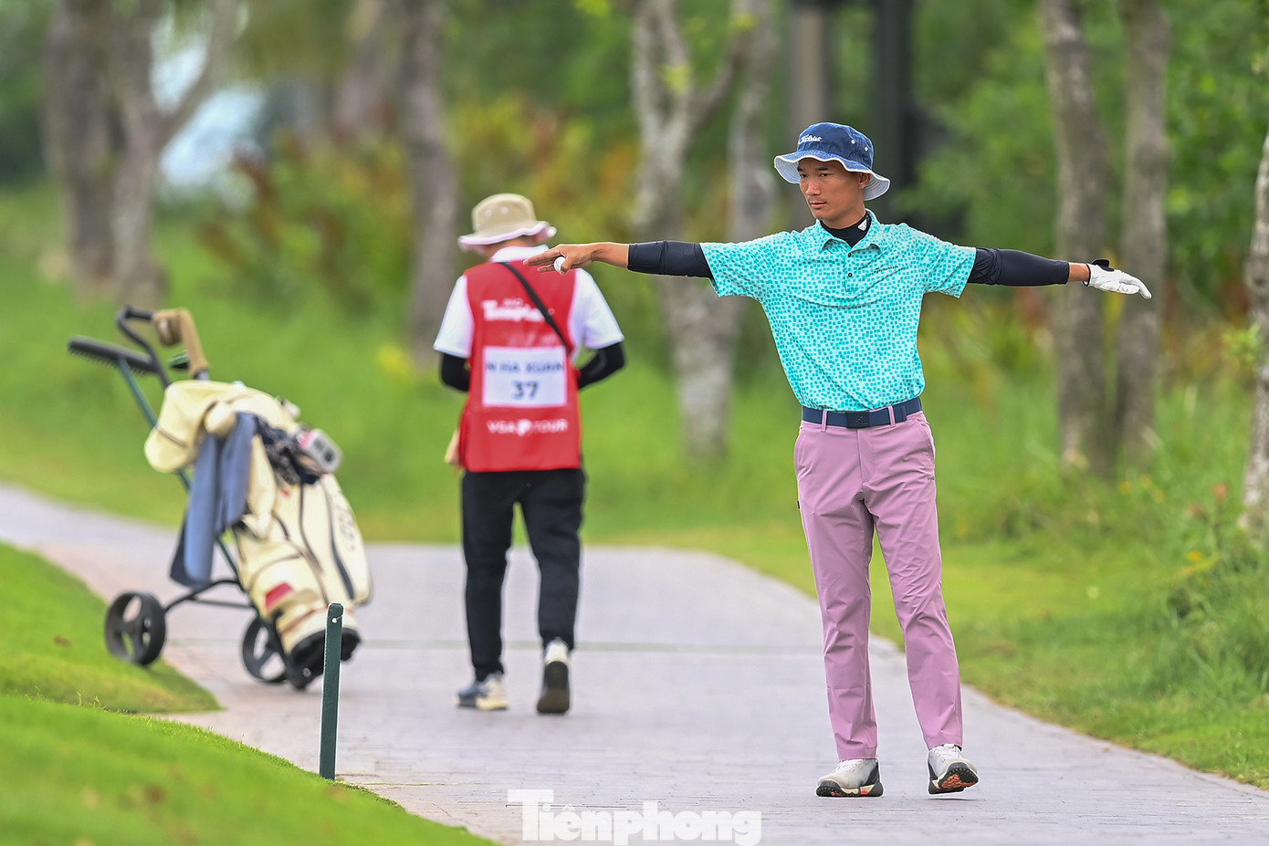 Nhiều golfer phải chọn giải thoát theo Luật 19.2a. (Ảnh: Việt Linh)