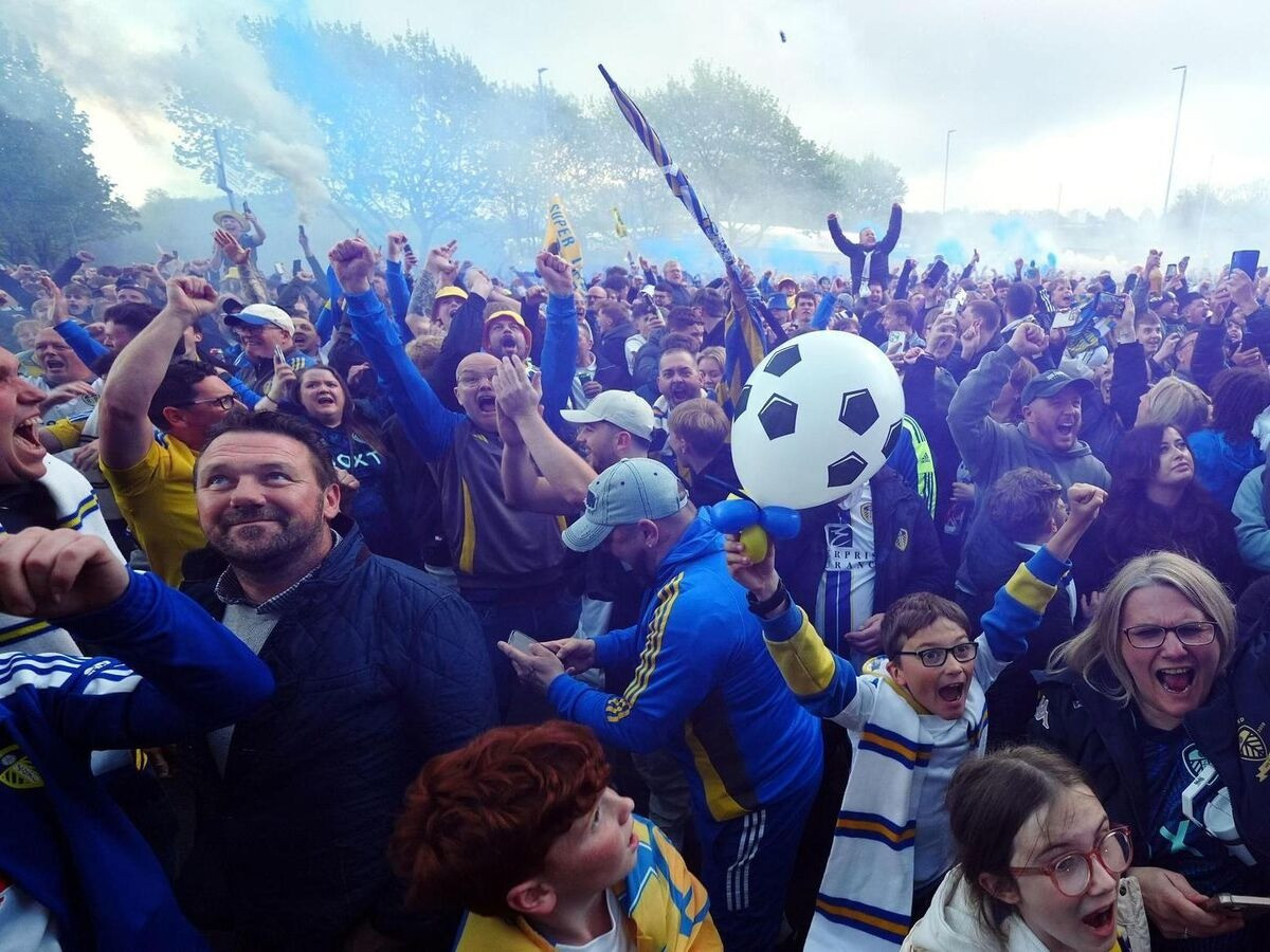 Bữa tiệc ăn mừng đầy phấn khích của Leeds và những người hâm mộ vùng West Yorkshire.