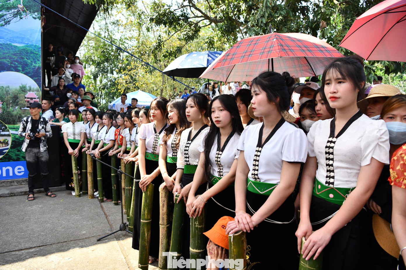 Các cô gái Thái và những ống tre đựng nước được lấy từ suối Nậm Lủm.