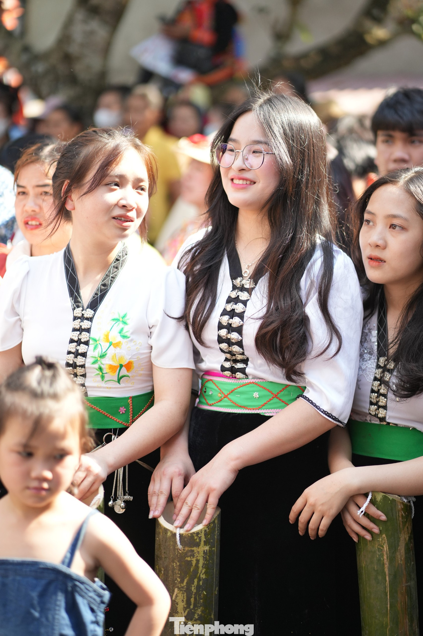 Cô gái xinh đẹp đúng với câu thơ “nơi hoa bản nở thành người con gái Thái”.