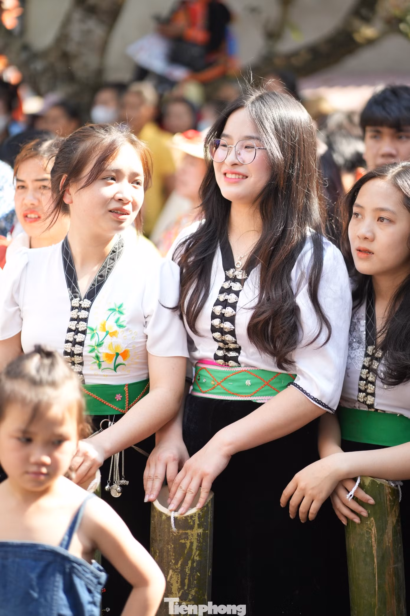 Cô gái xinh đẹp đúng với câu thơ “nơi hoa bản nở thành người con gái Thái”.