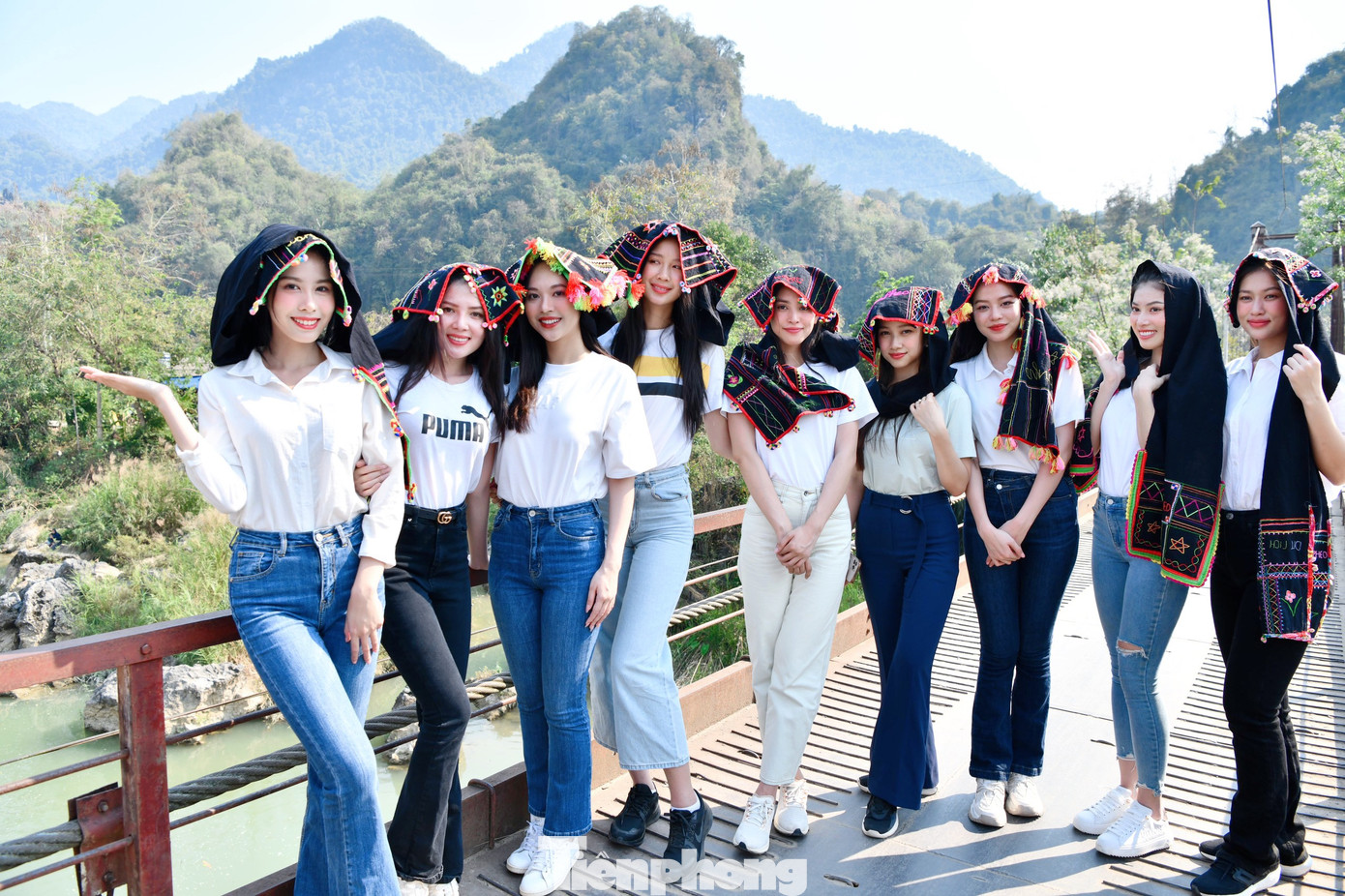 Dàn hoa hậu, người đẹp khoe sắc trên cầu Vàng Pheo bắc qua con suối Nậm Lủm.