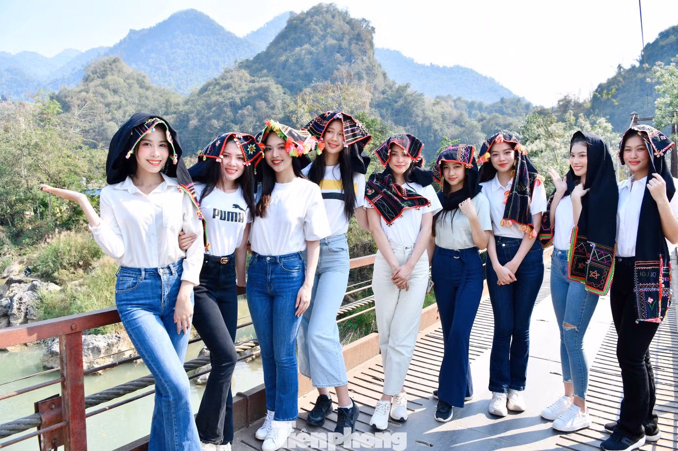 Dàn hoa hậu, người đẹp khoe sắc trên cầu Vàng Pheo bắc qua con suối Nậm Lủm.