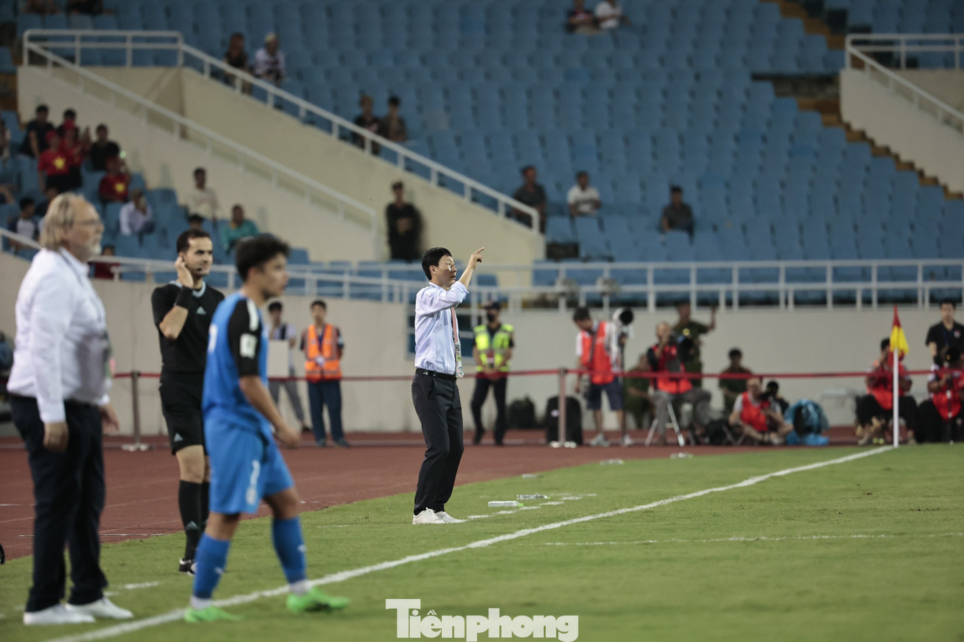 Sau mỗi tình huống, lập tức HLV Kim Sang-sik hét lên với các cầu thủ, nói cho họ biết về những gì được hoặc chưa được.