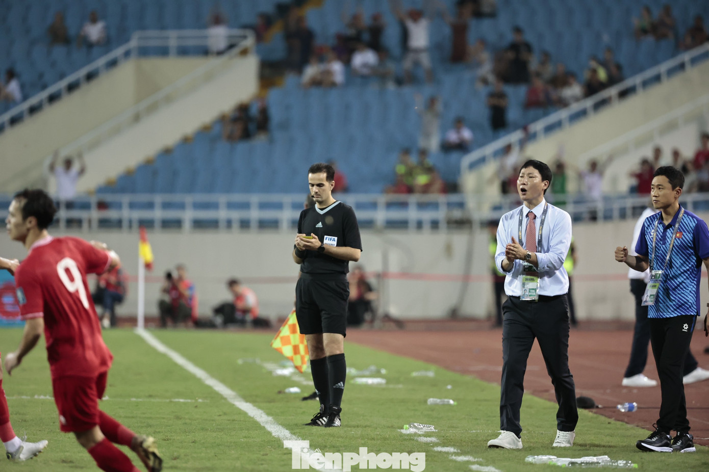 Khi ĐT Việt Nam bất ngờ bị dẫn trước, HLV Kim Sang-sik khá bình thản. Đồng thời tiếp tục động viên tinh thần học trò.