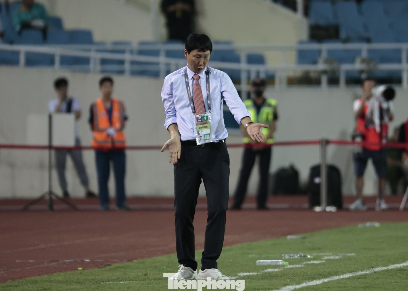 HLV 47 tuổi chia sẻ, &quot;mong muốn trở thành người anh trong đội, hướng dẫn tận tình, hỗ trợ các cầu thủ phát huy tốt nhất&quot;. Vì vậy, trên sân cỏ, ông sẵn sàng đồng hành cùng học trò trong cả trận đấu, liên tục đưa ra các chỉ dẫn và thúc giục Quang Hải cùng đồng đội tiến lên.