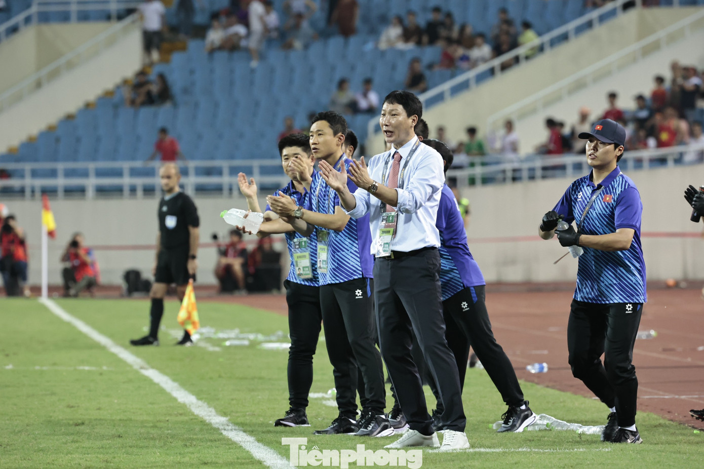 Chỉ đến khi Tiến Linh lập cú đúp, nâng tỷ số lên 2-1 phút 76, HLV người Hàn Quốc mới ăn mừng một cách thoải mái.