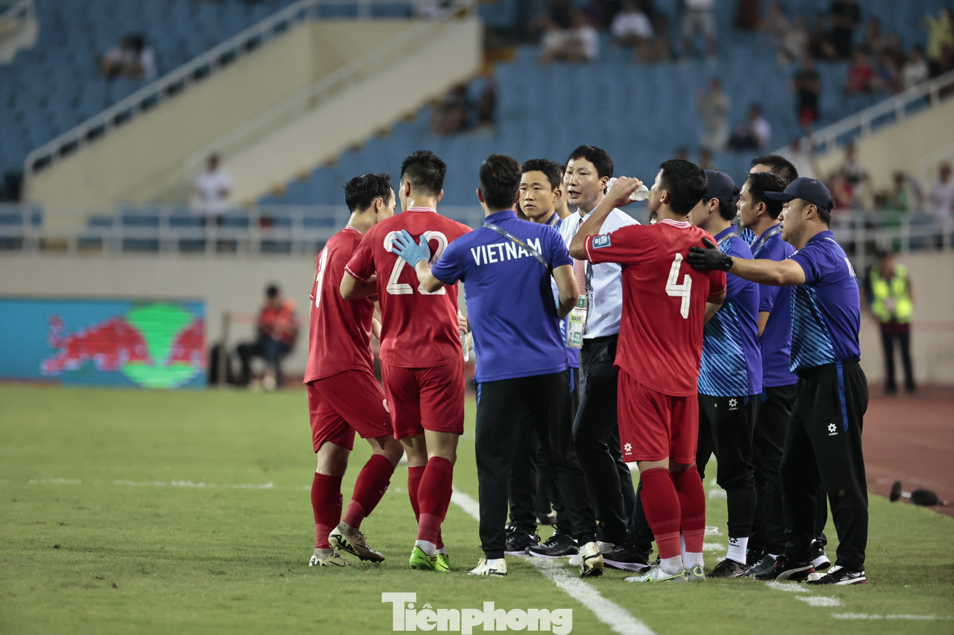 3 phút sau khi bị thủng lưới, Tiến Linh mang về bàn gỡ hòa cho ĐT Việt Nam. Ông thầy 47 tuổi ăn mừng nhưng vẫn giữ sự bình tĩnh, yêu cầu học trò kìm nén cảm xúc khi trận đấu vẫn còn dài.