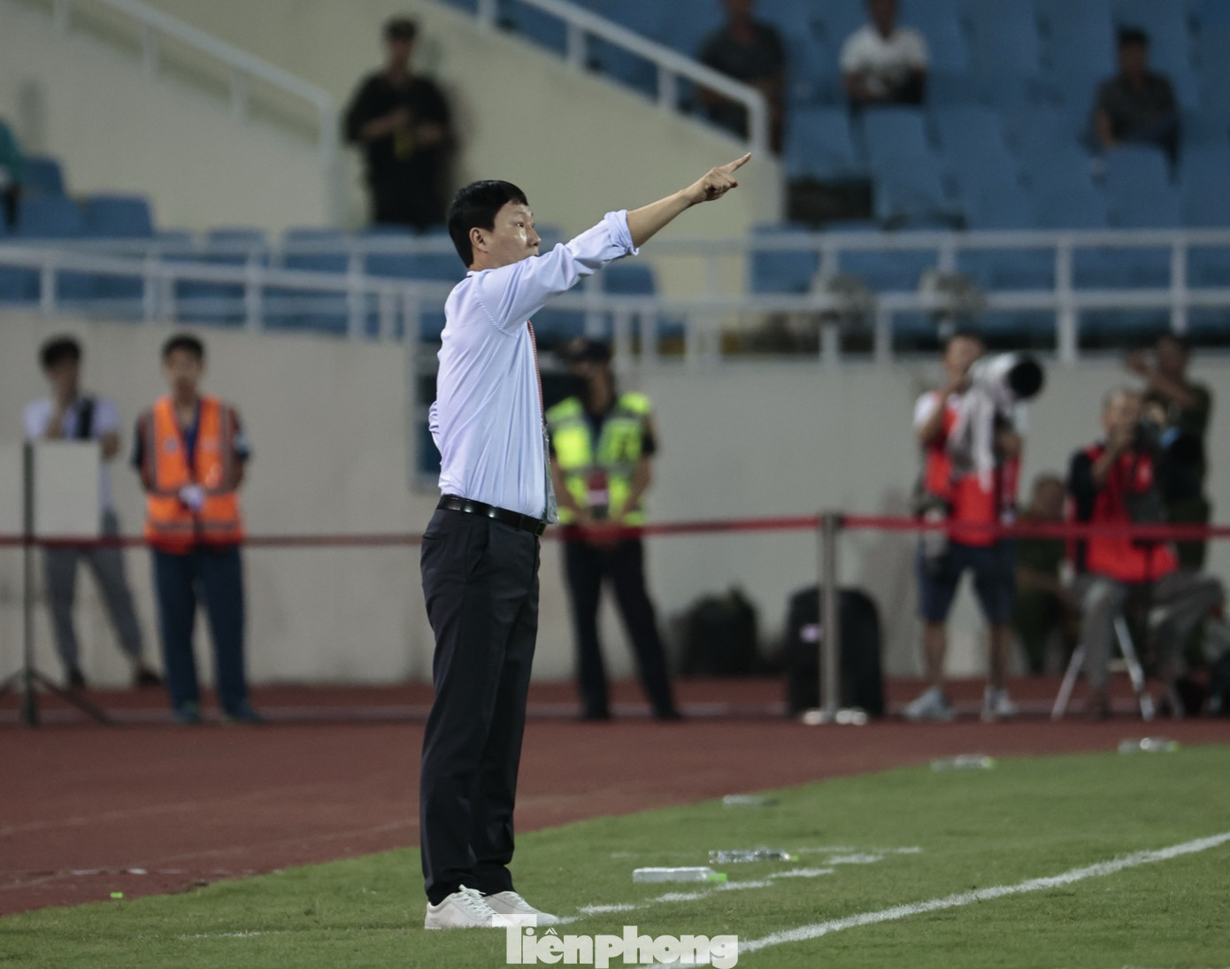 HLV 47 tuổi chia sẻ, &quot;mong muốn trở thành người anh trong đội, hướng dẫn tận tình, hỗ trợ các cầu thủ phát huy tốt nhất&quot;. Vì vậy, trên sân cỏ, ông sẵn sàng đồng hành cùng học trò trong cả trận đấu, liên tục đưa ra các chỉ dẫn và thúc giục Quang Hải cùng đồng đội tiến lên.