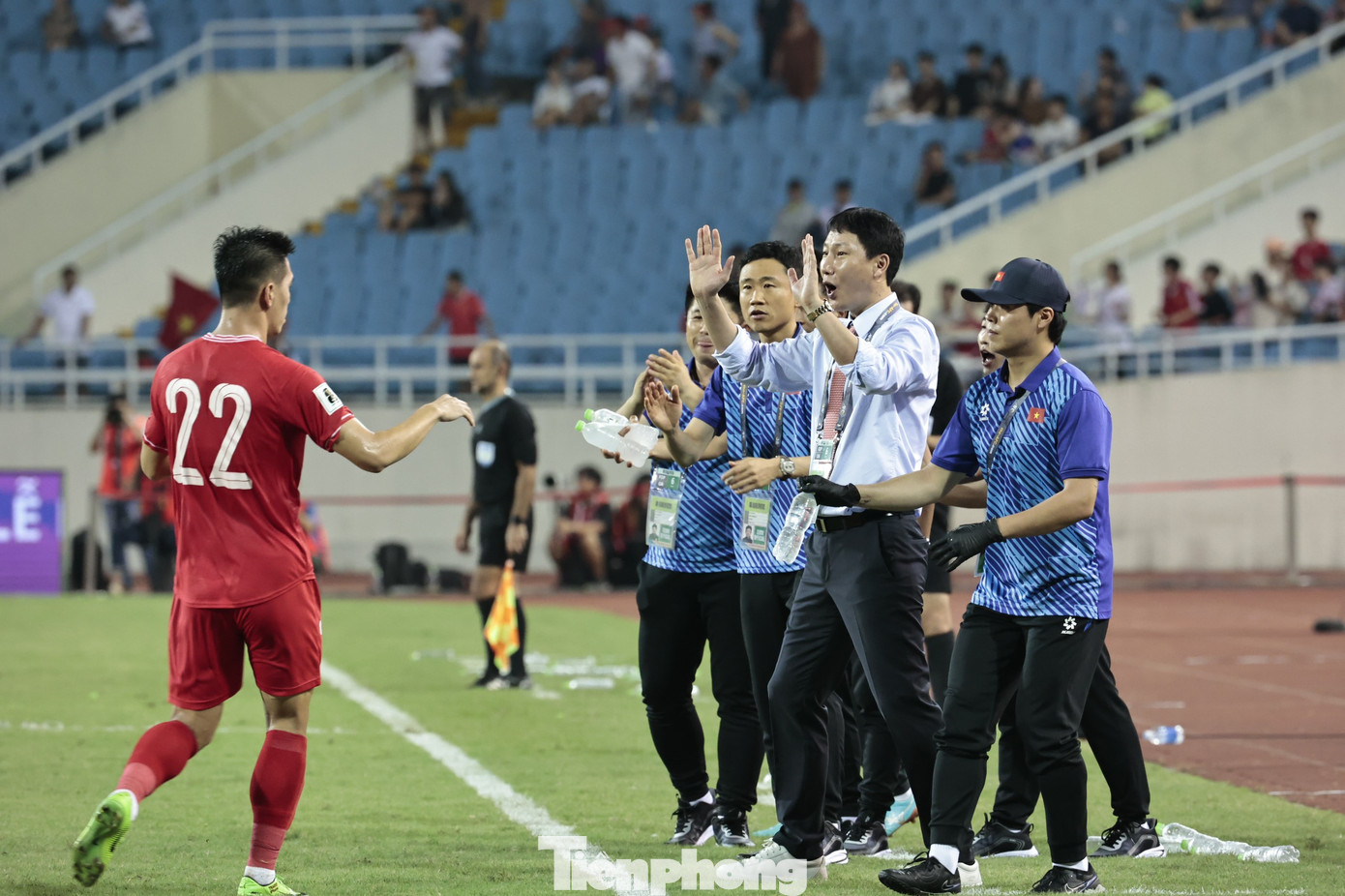 Ông nhảy lên trên đường pitch, sau đó rạng rỡ chào đón người hùng Tiến Linh.