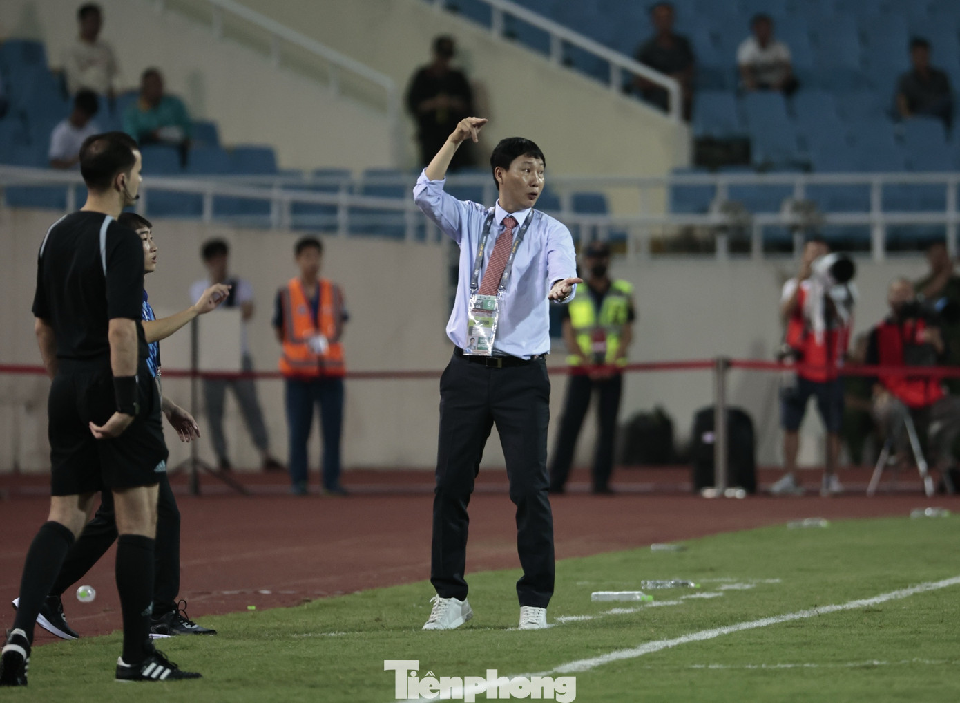 Suốt 90 phút, HLV người Hàn Quốc luôn xuất hiện trên đường pitch, thay vì ngồi trên băng ghế huấn luyện.