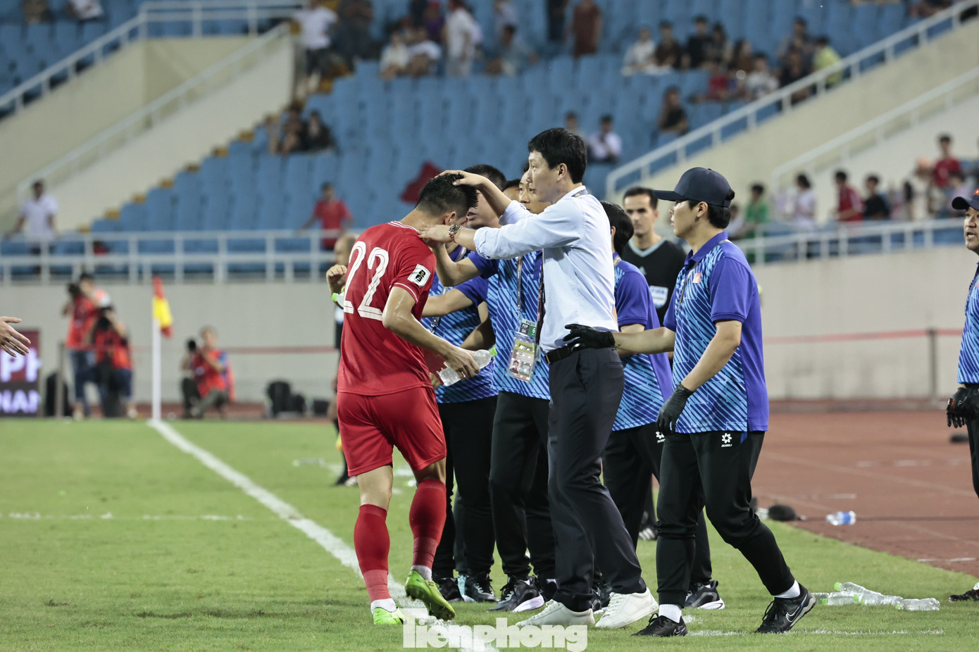 Ông nhảy lên trên đường pitch, sau đó rạng rỡ chào đón người hùng Tiến Linh.