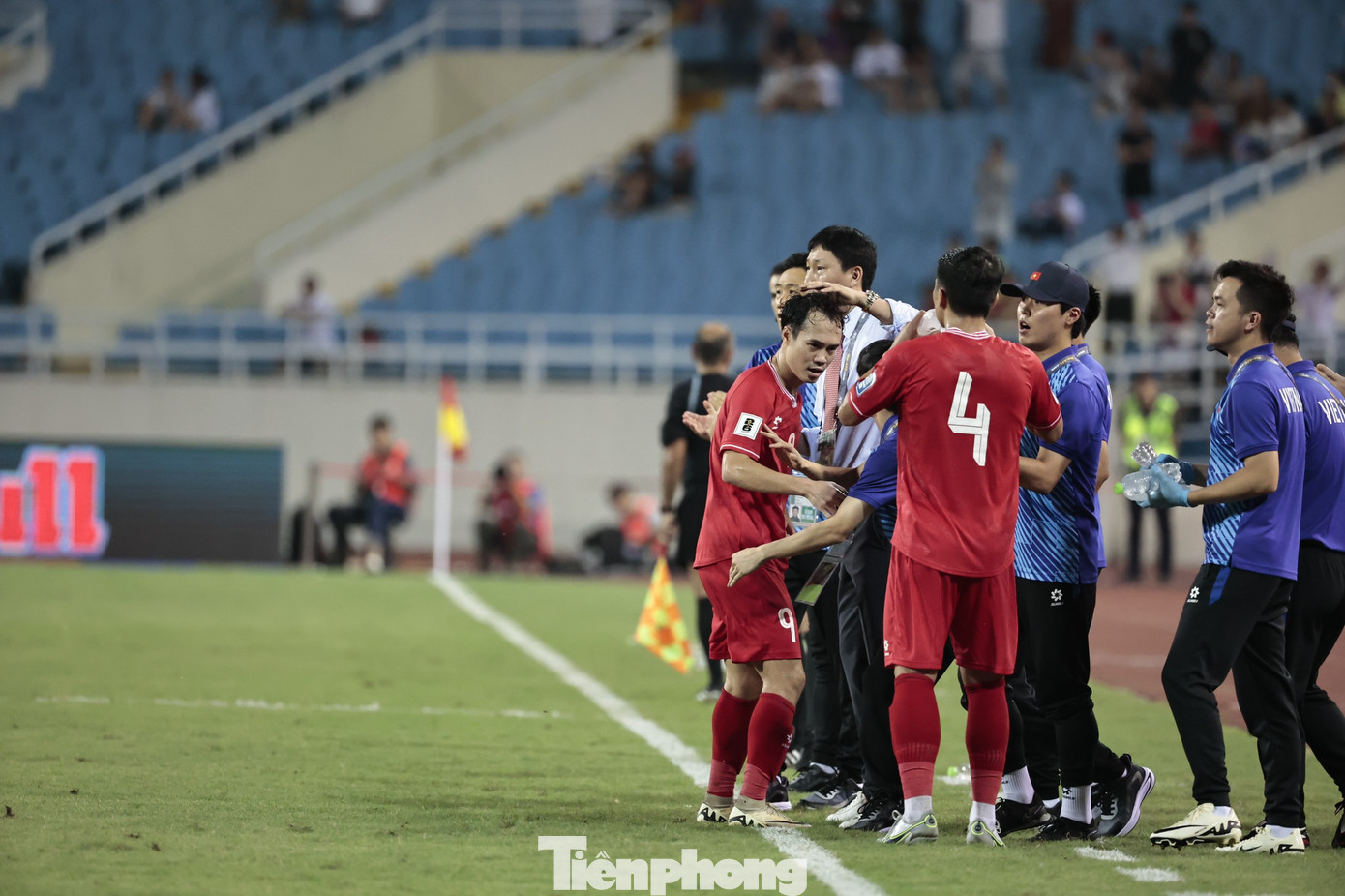 3 phút sau khi bị thủng lưới, Tiến Linh mang về bàn gỡ hòa cho ĐT Việt Nam. Ông thầy 47 tuổi ăn mừng nhưng vẫn giữ sự bình tĩnh, yêu cầu học trò kìm nén cảm xúc khi trận đấu vẫn còn dài.