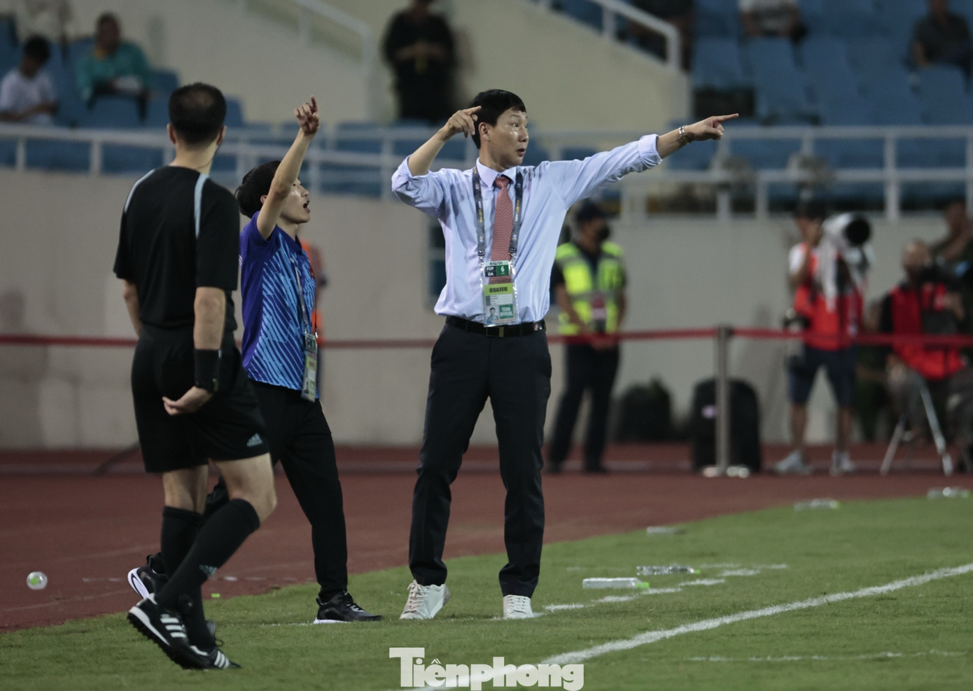 HLV 47 tuổi chia sẻ, &quot;mong muốn trở thành người anh trong đội, hướng dẫn tận tình, hỗ trợ các cầu thủ phát huy tốt nhất&quot;. Vì vậy, trên sân cỏ, ông sẵn sàng đồng hành cùng học trò trong cả trận đấu, liên tục đưa ra các chỉ dẫn và thúc giục Quang Hải cùng đồng đội tiến lên.