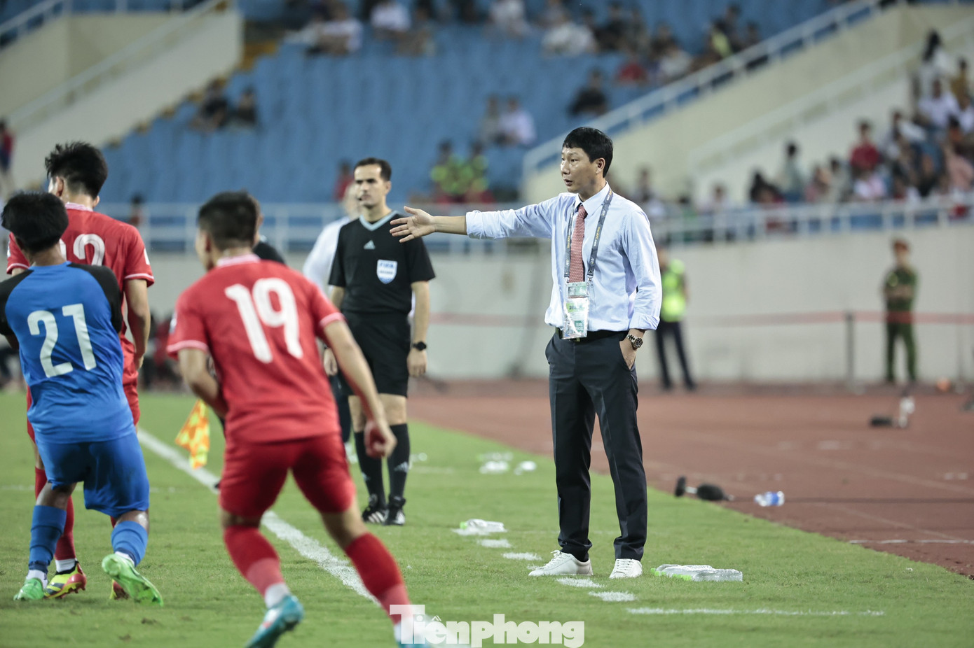 Giống như người tiền bối Park Hang-seo, HLV Kim Sang-sik cũng không ngại va chạm với đội ngũ trọng tài trong các pha bóng mà ông cho rằng học trò phải được bảo vệ tốt hơn.
