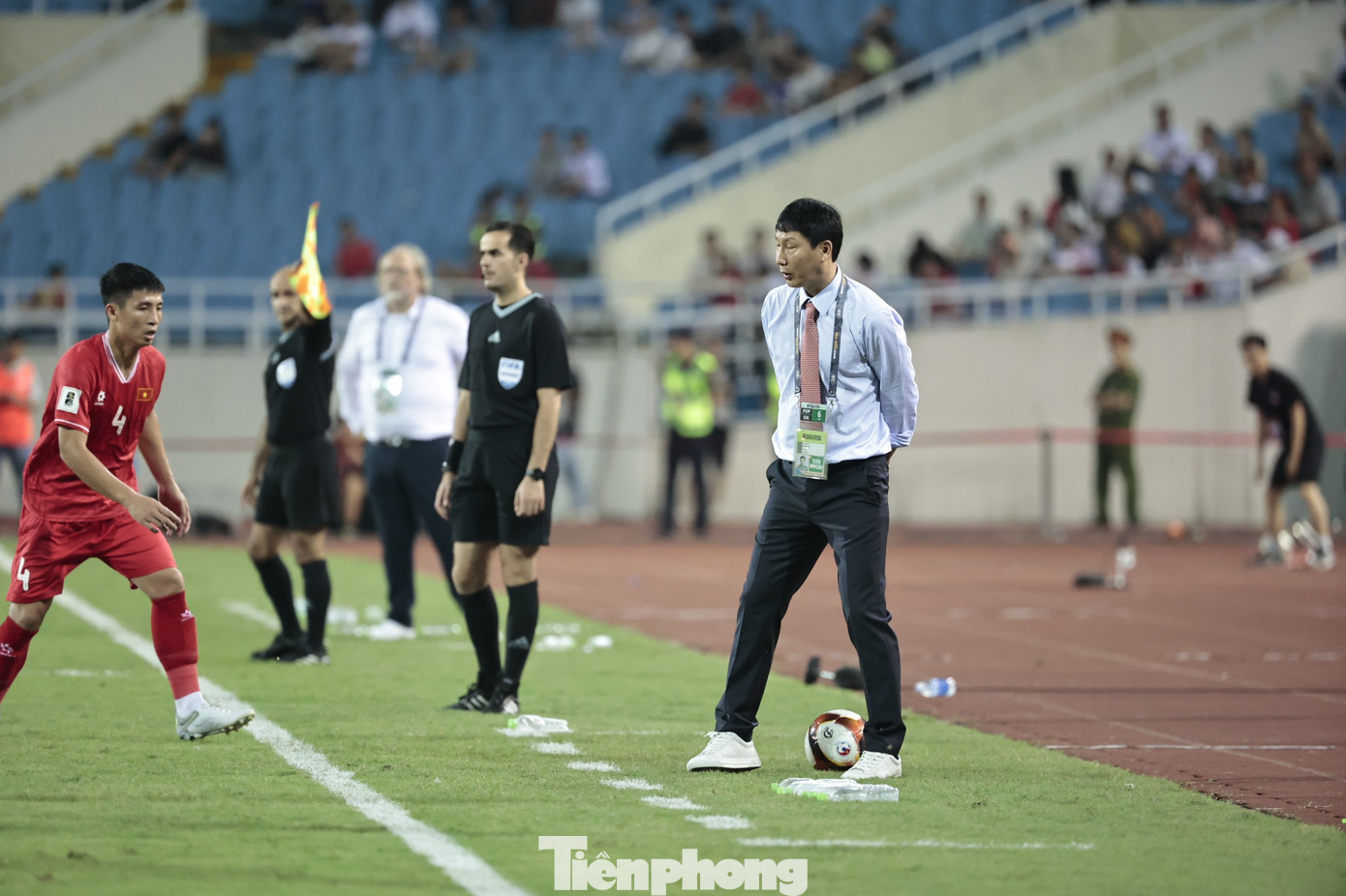 Giống như người tiền bối Park Hang-seo, HLV Kim Sang-sik cũng không ngại va chạm với đội ngũ trọng tài trong các pha bóng mà ông cho rằng học trò phải được bảo vệ tốt hơn.