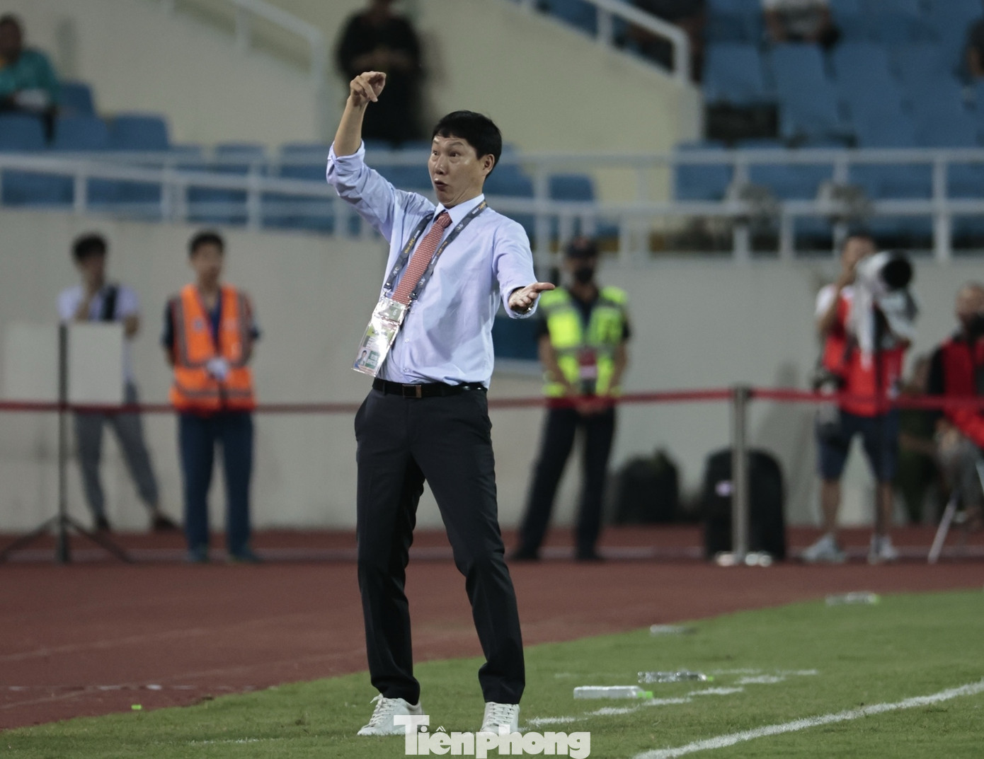 HLV 47 tuổi chia sẻ, &quot;mong muốn trở thành người anh trong đội, hướng dẫn tận tình, hỗ trợ các cầu thủ phát huy tốt nhất&quot;. Vì vậy, trên sân cỏ, ông sẵn sàng đồng hành cùng học trò trong cả trận đấu, liên tục đưa ra các chỉ dẫn và thúc giục Quang Hải cùng đồng đội tiến lên.